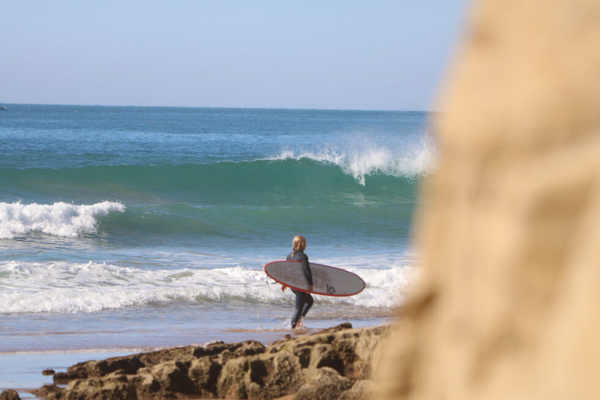 Action spectaculaire d’un surfeur sur une longue droite à Anchor Point